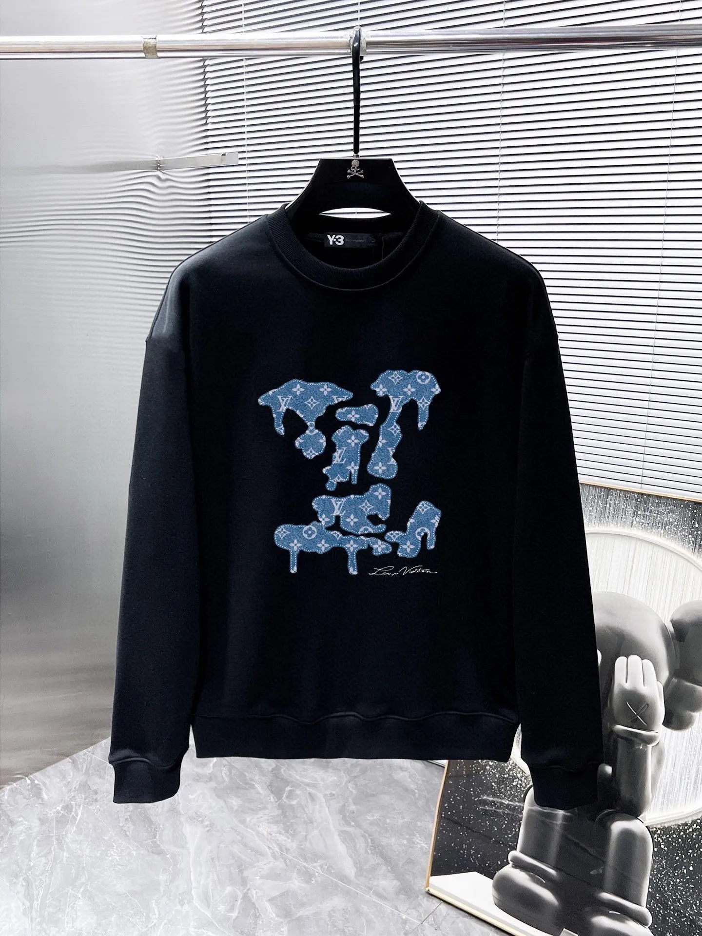 🅿️220 direct batch brand [LV Louis Vuitton] (good news for fat people) 2025ss autumn latest long-sleeved round neck sweatshirt, on sale simultaneously on the official website. Refreshing and breathable. Made of top Tencel Roman. Comfortable and soft. 3D three-dimensional clarity. Super fashion sense. Great gift for personal use. Size: M-5XL (can wear up to 220 pounds)